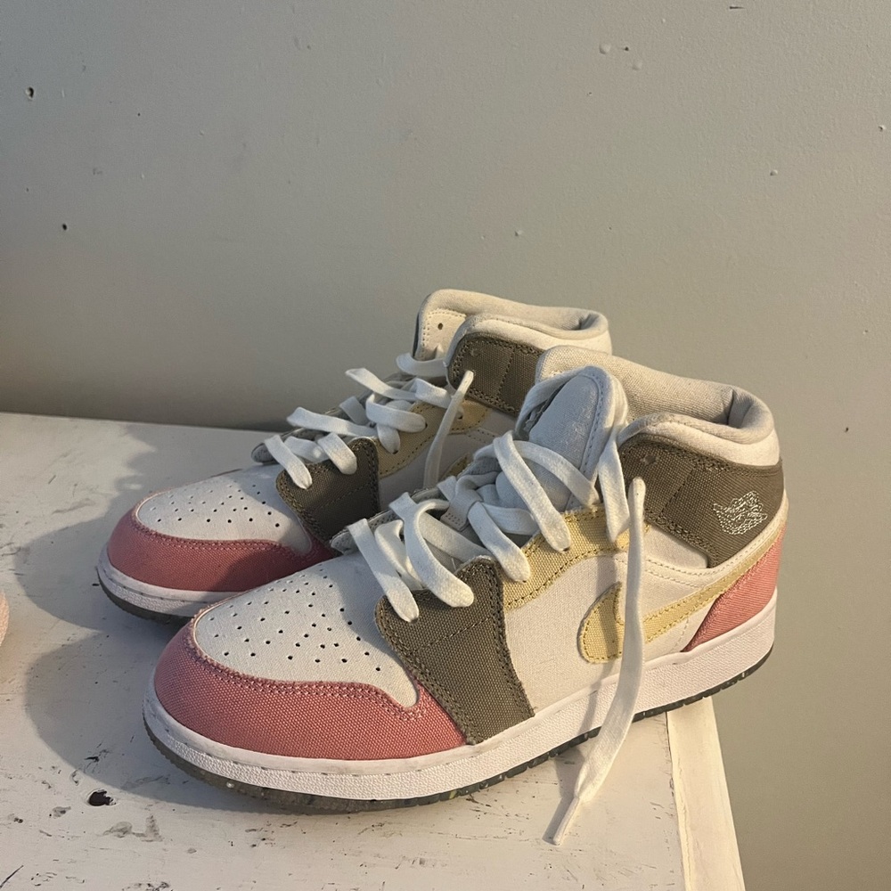 Jordan Pink and White Sneakers Mid-Top Design